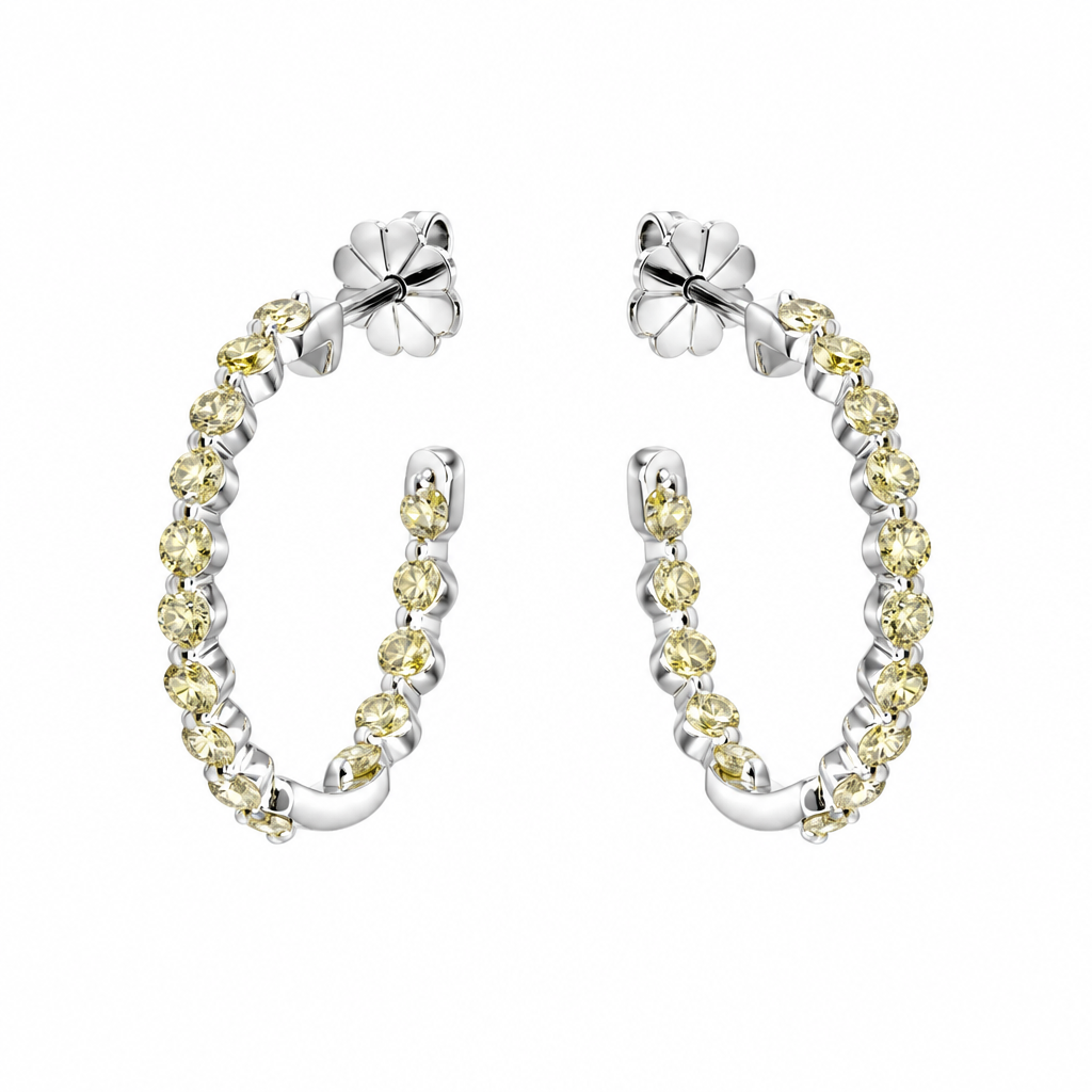 Boucle d'oreille créole à clous en diamant (Diamond Stud Hoop Earring)
