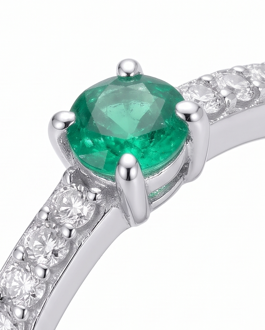 祖母綠耳語戒指 (Emerald Whisper Ring)